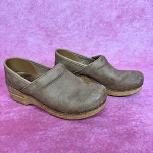 228. Dansko Leather Clogs Taupe Slip-On Size 39